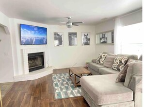 TV connectée, baby-foot, table de tennis de table, livres