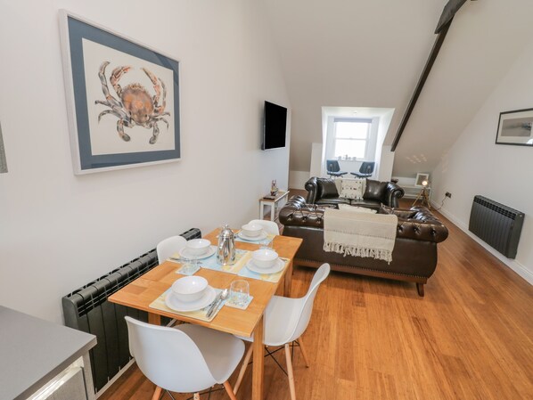 Cottage | Private kitchen | Fridge, microwave, dishwasher, electric kettle
