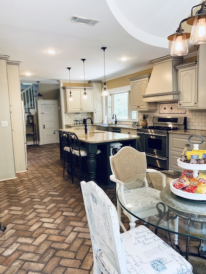 7th Ave Manor, Remodeled 1930’s Manor just minutes from Historic Downtown Laurel