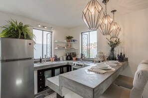 高级公寓 | 私人厨房 | 大冰箱、微波炉、烤箱、炉灶