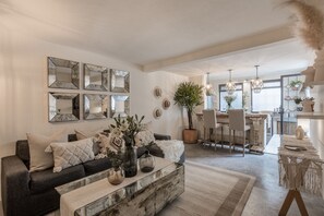 华丽公寓 | 起居区 | 42-英寸智能电视（配备数码频道）、电视、Netflix