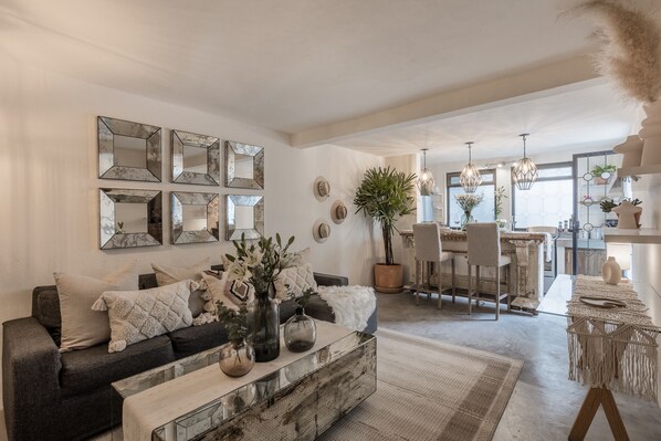 Deluxe Apartment | Living area