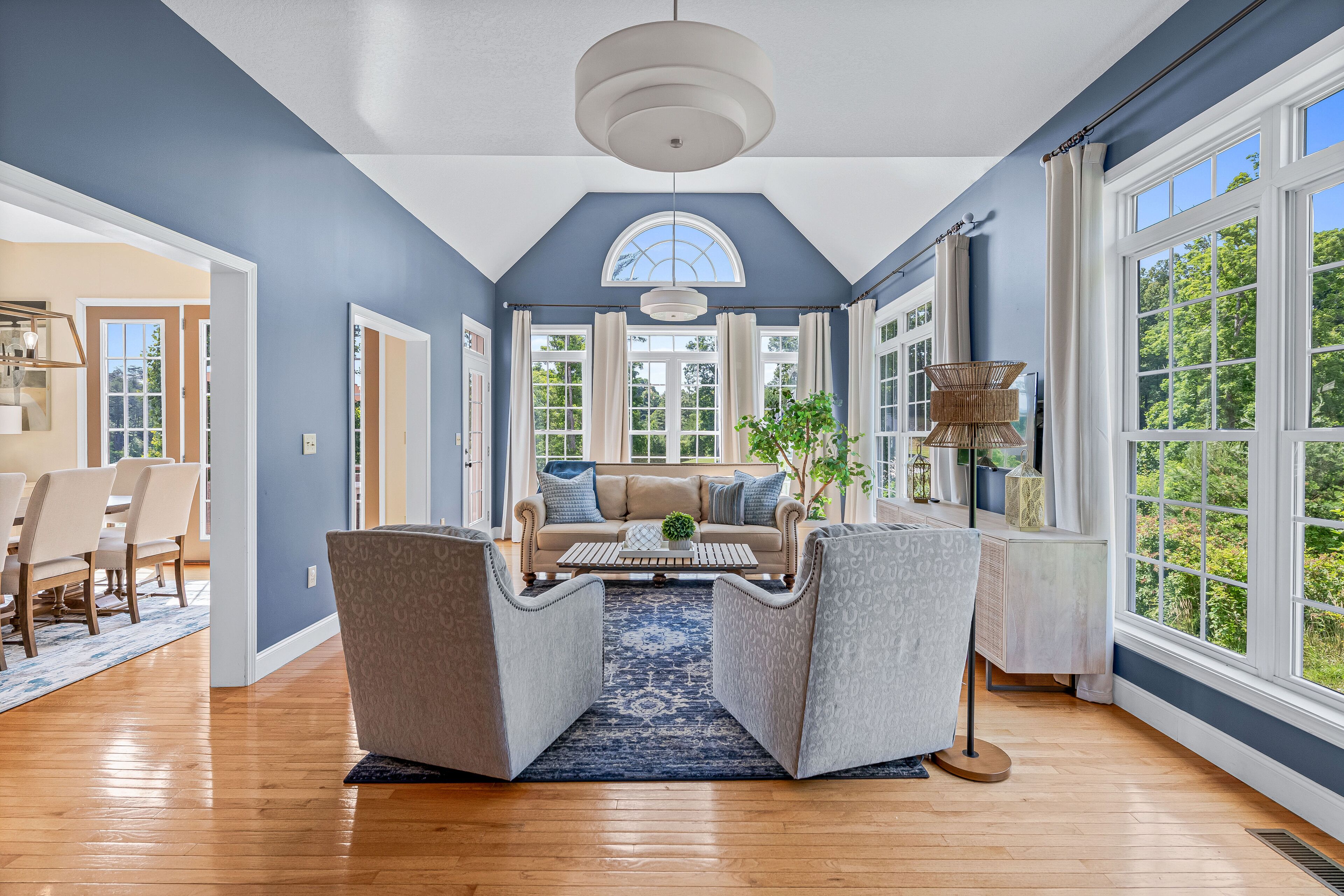 Smart-tv, een open haard, videospelletjes en tafelvoetbal