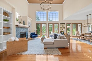 Smart TV, fireplace, video games, table football - Weekend with friends & family! Movie room~Swim Spa~Hot Tub~Firepit~Sleeps (Weaverville)