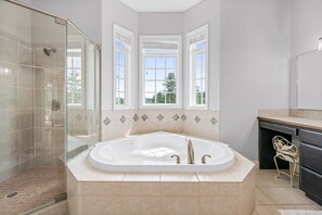 Combined shower/bathtub, jetted bath, hair dryer, towels - Sleeps 18! Year-round Swim Spa~Hot Tub~Movie room~Firepit (Weaverville)