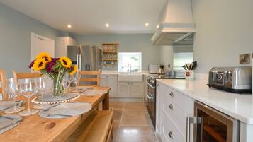 Cottage | Private kitchen | Fridge, dishwasher, electric kettle, toaster