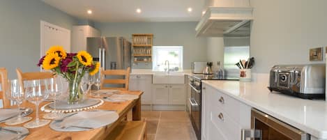 Cottage | Private kitchen | Fridge, dishwasher, electric kettle, toaster