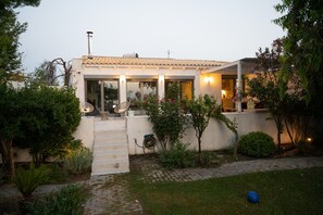 Unclassified image, 2 of 29, button