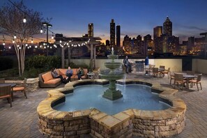 Outdoor dining - lovely1bedroom loft (Atlanta)