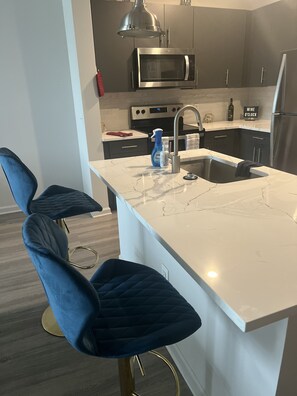 Microondas, lavavajillas, hielera, isla de cocina