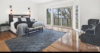 6 Star eco home with spectacular view.