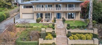 6 Star eco home with spectacular view.
