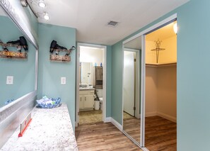 وحدات دش مع أحواض استحمام، مجففات شعر، مناشف، صابون