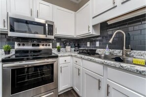 Private kitchen - ★New★ Near Downtownϟ WifiNetflix★Cozy Modern Suite (Greensboro)