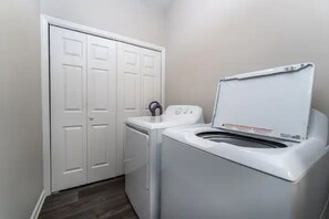 Interior - ★New★ Near Downtownϟ WifiNetflix★Cozy Modern Suite (Greensboro)