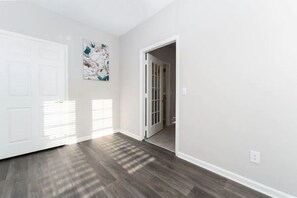 Interior - ★New★ Near Downtownϟ WifiNetflix★Cozy Modern Suite (Greensboro)