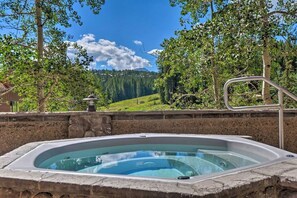 Outdoor spa tub - Cozy King Studio, Ski In, Ski Out, Dog Friendly (Breckenridge)