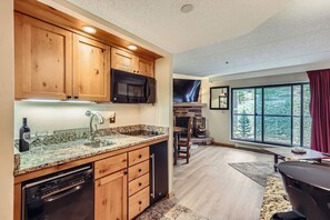 Micro-ondes, plaque de cuisson, lave-vaisselle, cafetière/bouilloire