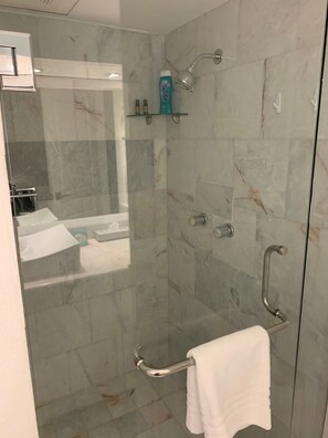 Dusche, Haartrockner, Handtücher, Seife
