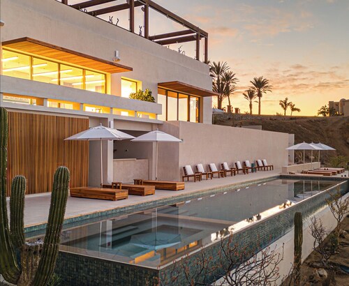 Steps to Beach: 4BR LUXE VILLA+Pool+Maid+Concierge+Health Club+Spa