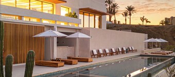 Steps to Beach: 4BR LUXE VILLA+Pool+Maid+Concierge+Health Club+Spa