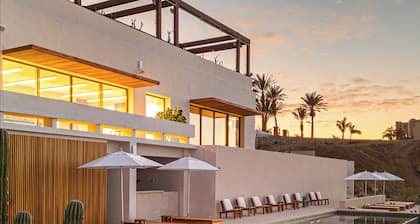 Steps to Beach: 4BR LUXE VILLA+Pool+Maid+Concierge+Health Club+Spa