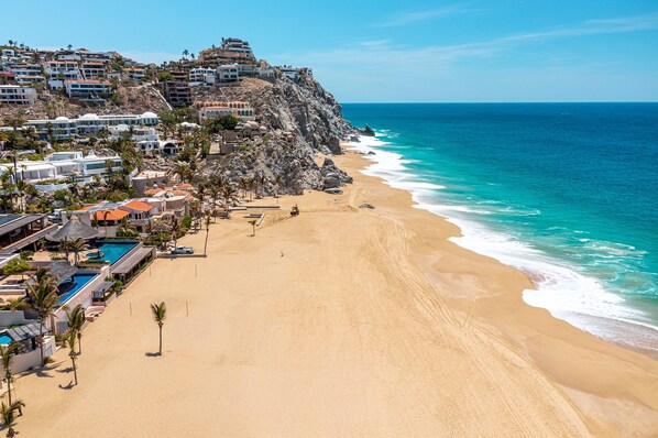 En la playa, camastros y toallas de playa 