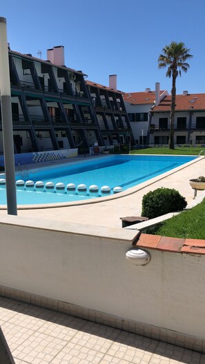 Una piscina al aire libre