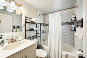 Tina con regadera, amenidades de baño ecológicas, secadora de cabello 