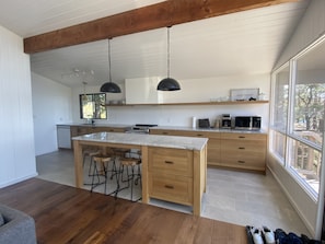 ثلاجة، ميكروويف، فرن، موقد طهي مسطح