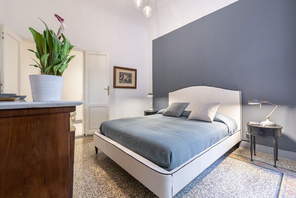 2 عدّة غرف نوم ومكواة/لوح كي وواي فاي وملاءات أسرّة