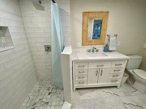 Tina con regadera, secadora de cabello, jabón, papel de baño 