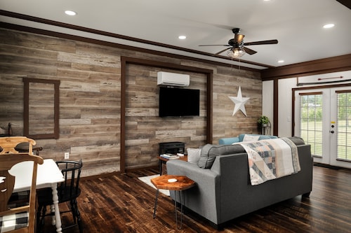 Tiny Barn w/Modern Charm on 3 Acres, Mountain and Pasture Views- Sleeps 4