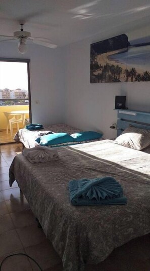 Een bureau, een strijkplank/strijkijzer, gratis wifi