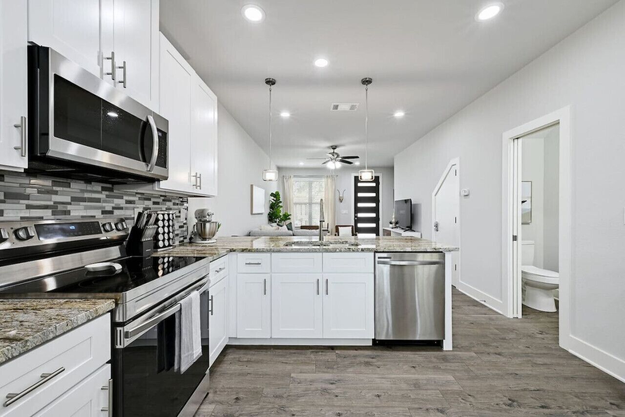 Refrigerador, microondas, horno y parrilla de estufa 