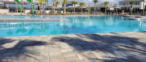 Utomhuspool och uppvärmd pool