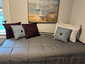 2 bedrooms, iron/ironing board, free WiFi, bed sheets - Relaxing Rivers Edge Main Street Retreat (Essex)