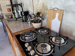 Frigorifero, microonde, forno, piano cottura