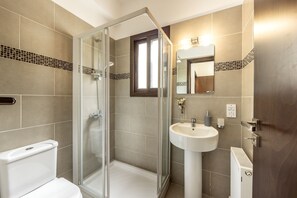 Combined shower/tub, hair dryer, towels - Villa Melisos: Holiday Villa To Rent, Pool, Views, WiFi, A/C, sleeps 8 (Meladeia)