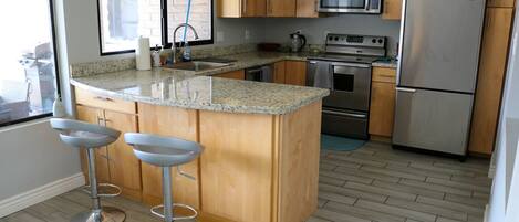 Réfrigérateur, micro-ondes, four, plaque de cuisson