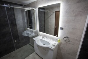 Basic Double Room | Bathroom