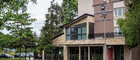 Vista frontal de la propiedad