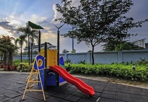 Children’s area - Lovely Brand New 2 bedroom condo - FREE 1 Parking (Manila)