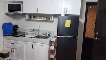 Refrigerador, microondas, parrilla de estufa y tetera eléctrica