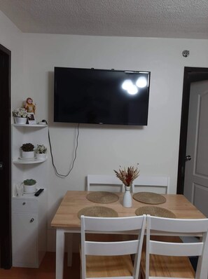 Dining - Lovely Brand New 2 bedroom condo - FREE 1 Parking (Manila)