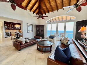 Fernseher, Bücher, Stereoanlage