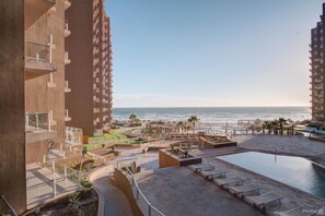 Een buitenzwembad, een verwarmd zwembad