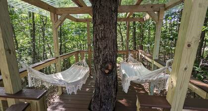 Enjoyyourstay Pocono Retreat with Amazing Treehouse Deck, Hot Tub, Gameroom, AC