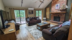 Smart-TV, Kamin, Tischfußball, Computerbildschirme