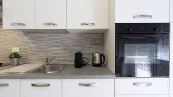 Frigorifero, forno, piano cottura, pentole/stoviglie/utensili